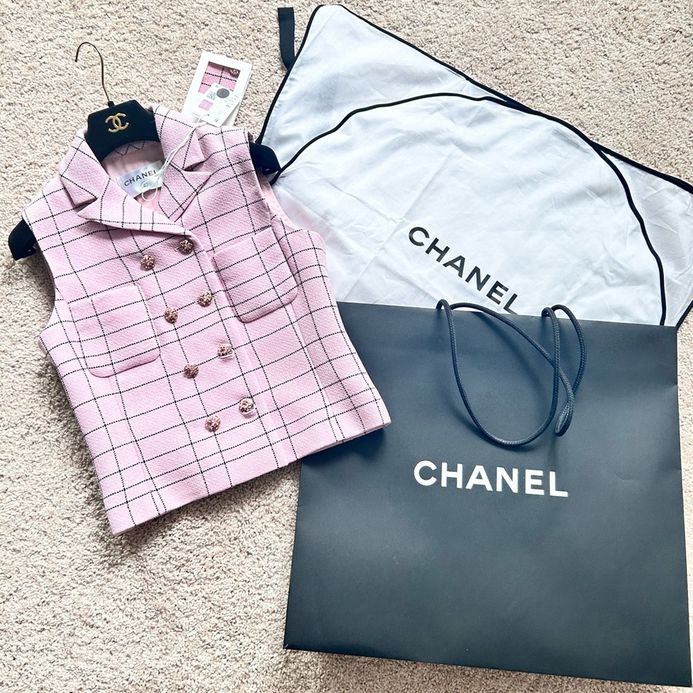 CHANEL 24S Vest. 38. Fits S